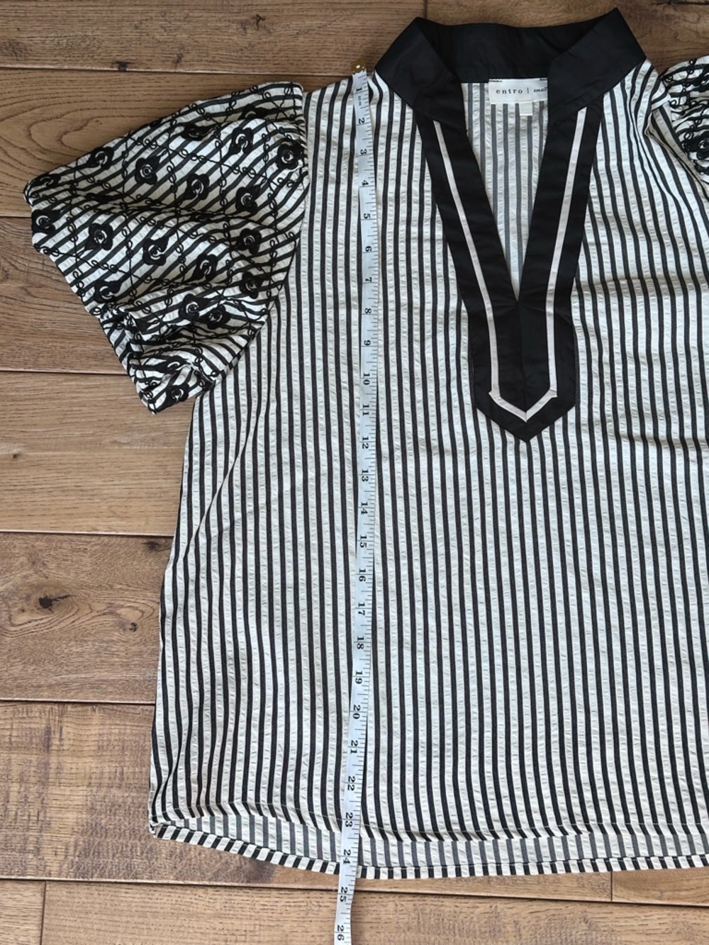 Entro Black and White Mixed Print Puff Sleeve Top size Small - Picture 8 of 10